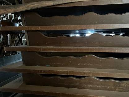 Bild 2:Tische, Bänke und Sessel