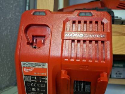 Milwaukee M12-18 Schnellladegerät