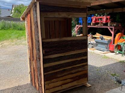 Bild 7:Reviereinrichtungen, Hochsitz, Salzlecke, Fütterung