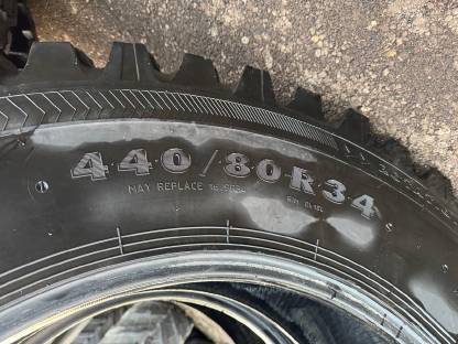 Bild 7:Traktorreifen 440/80R34 (16.9R34) Nokian und 400/80R28 (14.9R28)