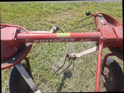 Bild 2:Pöttinger Kreiselheuer 441