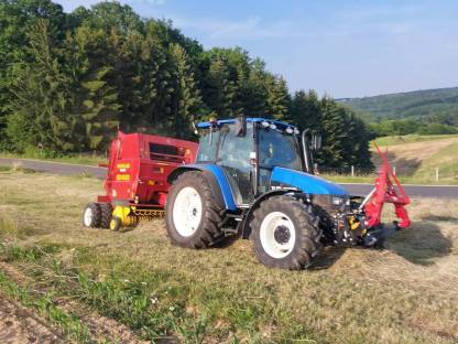 Bild 5:New Holland 648 Cropcutter Rundballenpresse