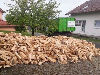 Bild 6:Hochwertiges Brennholz – direkt zu Ihnen nach Hause!