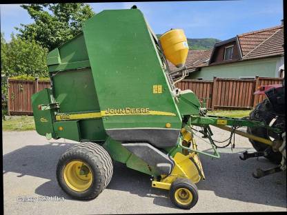 Bild 3:John Deere 592 Ballenpresse mit Siliermitteltank