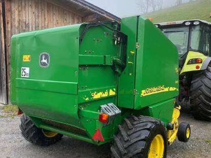 Bild 2:John Deere 578 Festkammerpresse