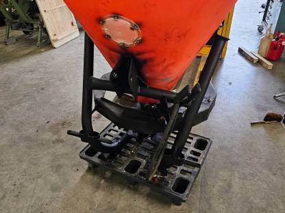 Bild 2:Salzstreuer Dungstreuer Splittstreuer