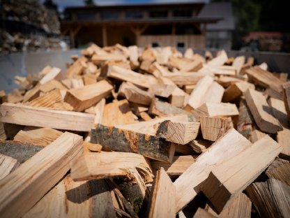 Bild 3:Hochwertiges Brennholz – direkt zu Ihnen nach Hause!