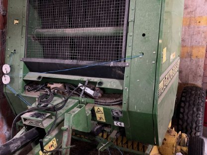Bild 2:Rundballenpresse John Deere 570