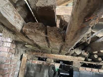 Bild 3:Gehackte Holzbalken/Tram