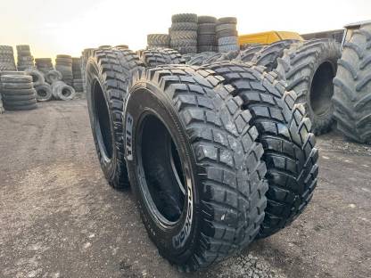 Bild 2:Traktorreifen 440/80R34 (16.9R34) Nokian und 400/80R28 (14.9R28)