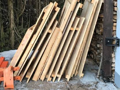 Bild 3:Reviereinrichtungen, Hochsitz, Salzlecke, Fütterung