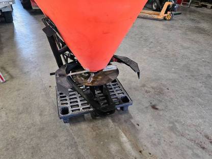 Bild 5:Salzstreuer Dungstreuer Splittstreuer