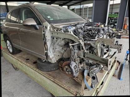 VW Touareg V6 TDI, 7P 83.290 km, Frontschaden