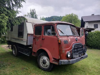 Bild 2:Steyr 680 Allrad DoKA mit Wohnwagen