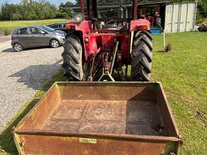 Bild 5:IHC 574 inkl. Frontlader und Kippmulde
