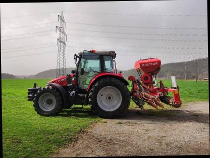 Bild 2:Grünlandnachsaat mit Güttler Green Master