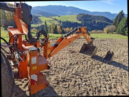 Bild 2:Baumaschinen Heckbagger