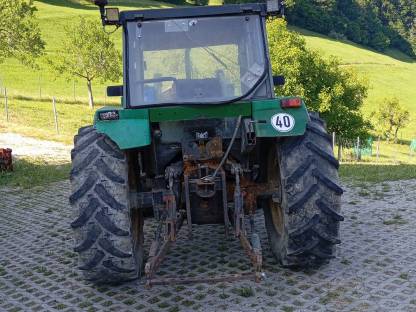 Bild 2:Traktor John Deere 3300 mit Frontlader