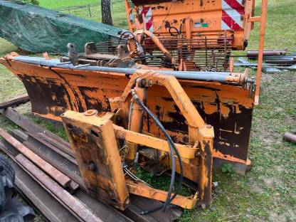 Bild 2:Diverse Winterdienstgeräte