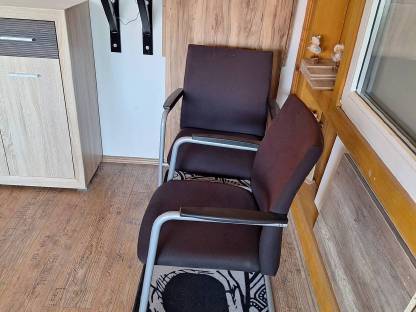 Bild 2:Sessel mit Tischen