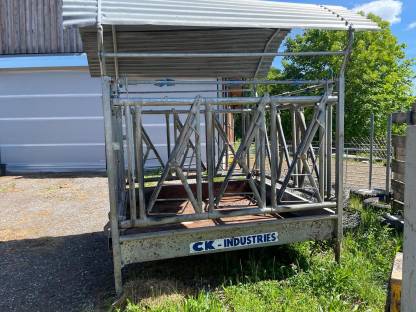 Bild 3:Futterraufe mit Fanggitter