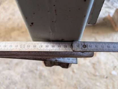 Bild 6:Hauer Frontlader Oberrahmen N, vollhydraulisch mit Schaufel