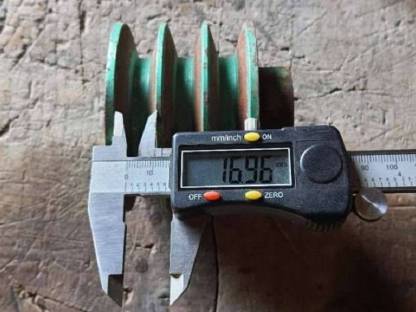 Bild 3:3-rillige Keilriemenscheibe 9 cm Ø, Bohrung 28 mm Ø bis 17 mm