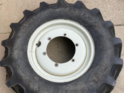 BKT 320/85 R20 - neuwertige Traktorreifen mit Felgen