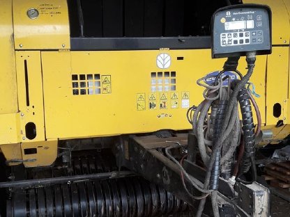 Bild 6:Rundballenpresse mit Raffer, New Holland BR 750