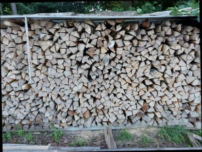 Bild 2:Trockenes Brennholz (Hartholz)