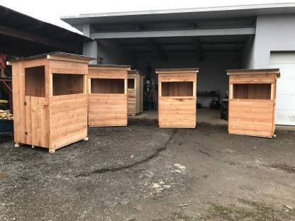 Bild 2:Reviereinrichtungen, Hochsitz, Salzlecke, Fütterung