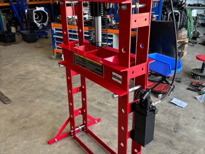 Bild 2:50 t Hydr. Werkstattpresse
