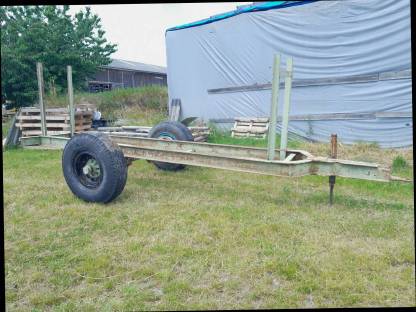 Bild 2:Holzanhänger