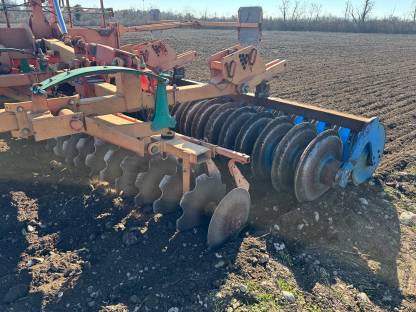 Bild 2:Grubber, Scheibenegge mit Lemken Prisma-Walze