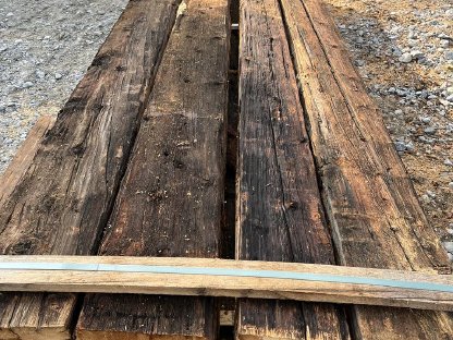 Sonnenverbrannte Blockwände