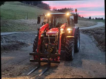 Bild 3:MF 4708 Allradtraktor