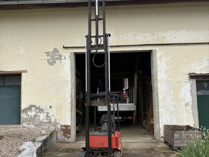 Bild 2:Linde Elektrostapler E12 mit Triplexmast