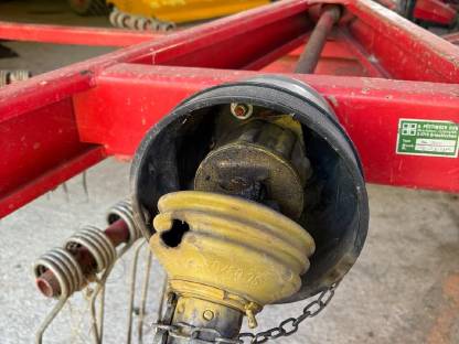 Bild 5:Pöttinger Schwadkreisel 272