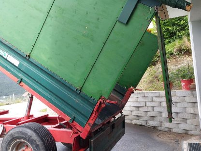 Bild 6:Einachs-Dreiseitenkipper von Pühringer 3,55 x 1,90