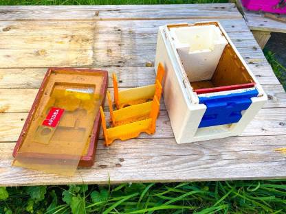 Bild 3:Tolle Apidea Begattungskisten in verschiedenen Farben