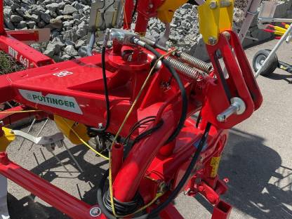 Bild 2:Pöttinger Kreiselheuer Hit 6.61