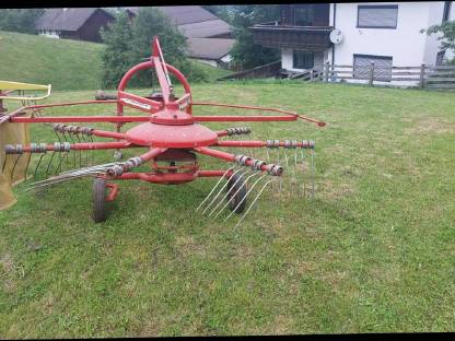 Bild 3:Schwadkreisel Pöttinger 272 VB