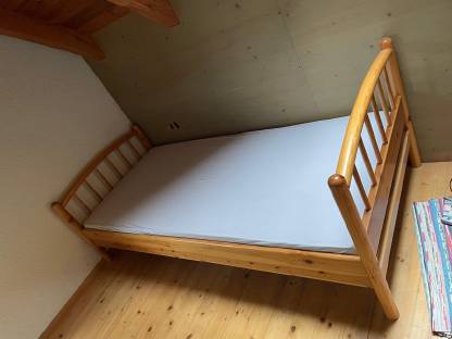 Bild 3:Einzelbett aus Massivholz
