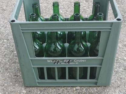 Bild 2:Weinkisten mit Kronenkorkflaschen