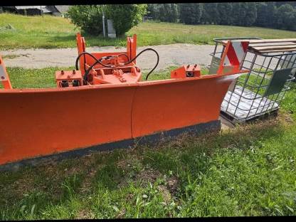 Bild 6:John Deere 3040 mit Schneepflug