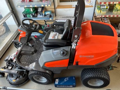 Bild 4:Husq. Profi-Aufsitzfrontmäher P 525DX mit 132 cm Mähdeck
