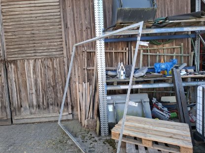 Bild 4:Stallfenster und Flügeltor