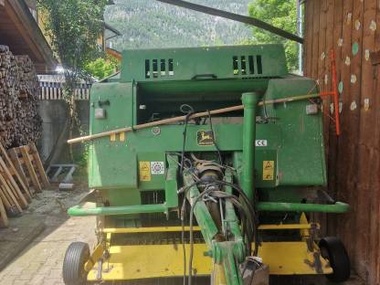 Rundballenpresse John Deere 575