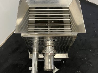 Bild 3:Sela Nudelmaschine TR110 mit Einfülltrichter Teflonmatrize