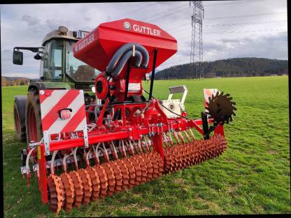 Bild 3:Grünlandnachsaat mit Güttler Green Master